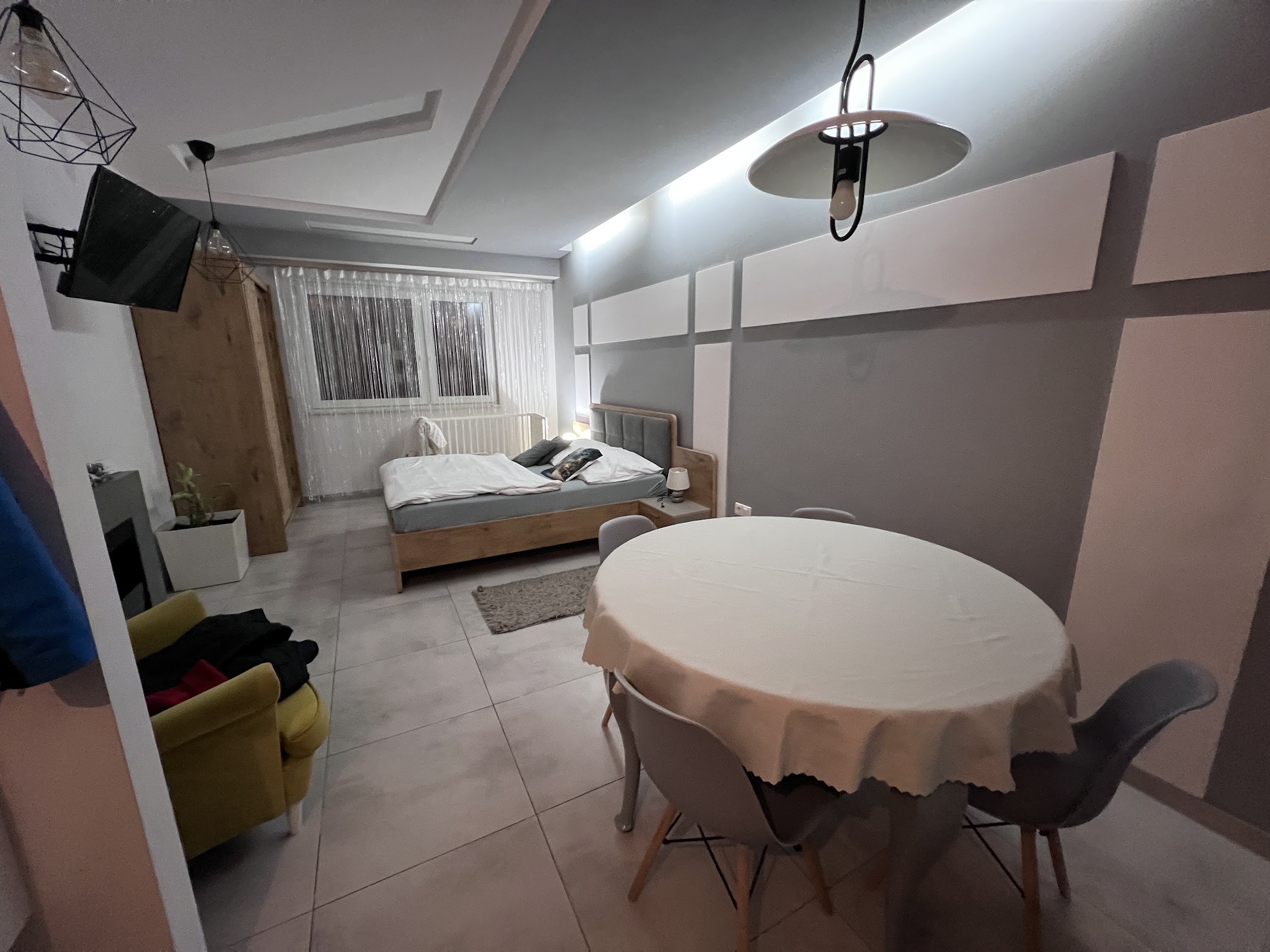 Przestronny apartament z podwójnym łóżkiem i okrągłym stołem